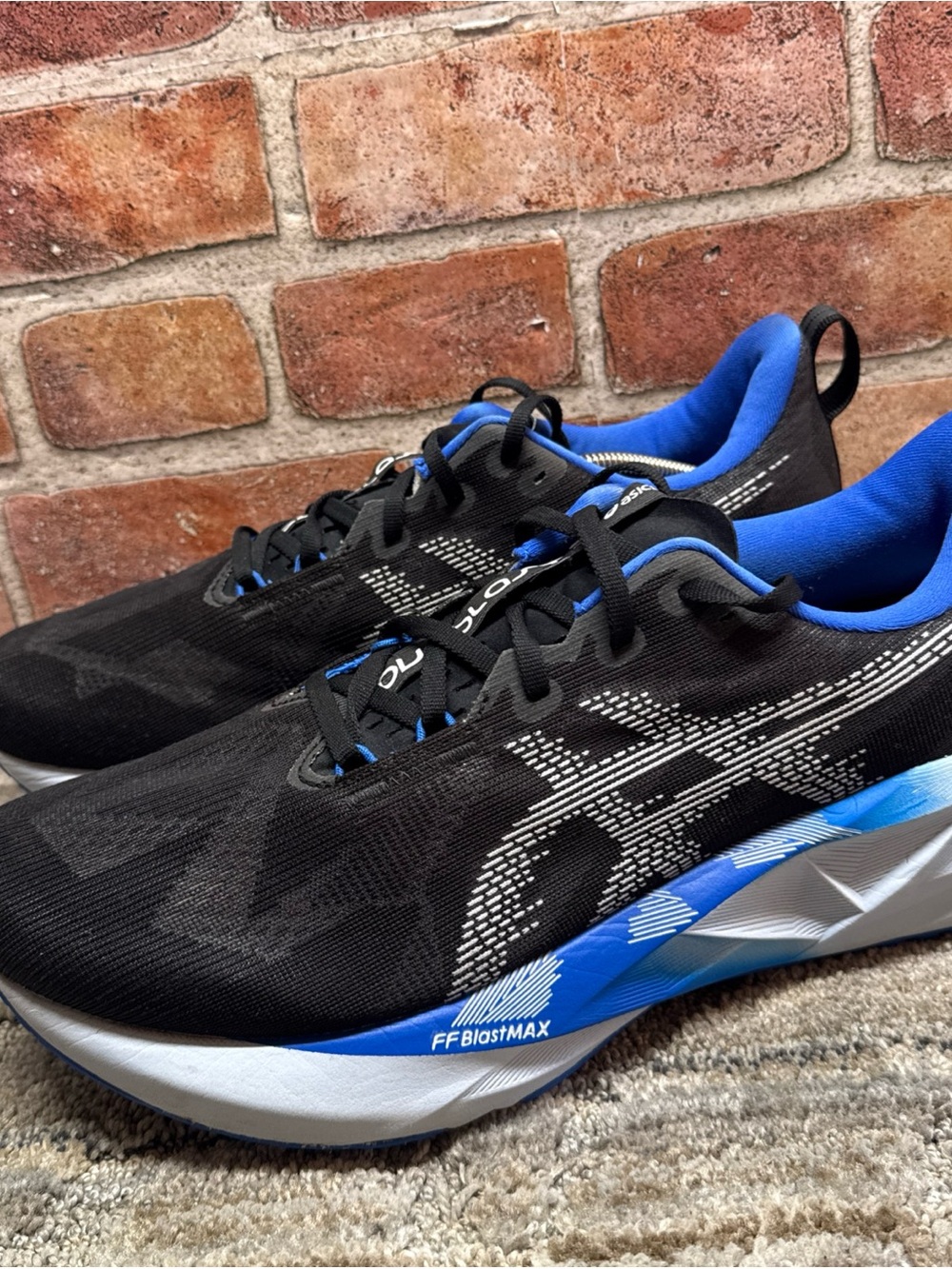 ASICS novablast 5 men’s Sz 11